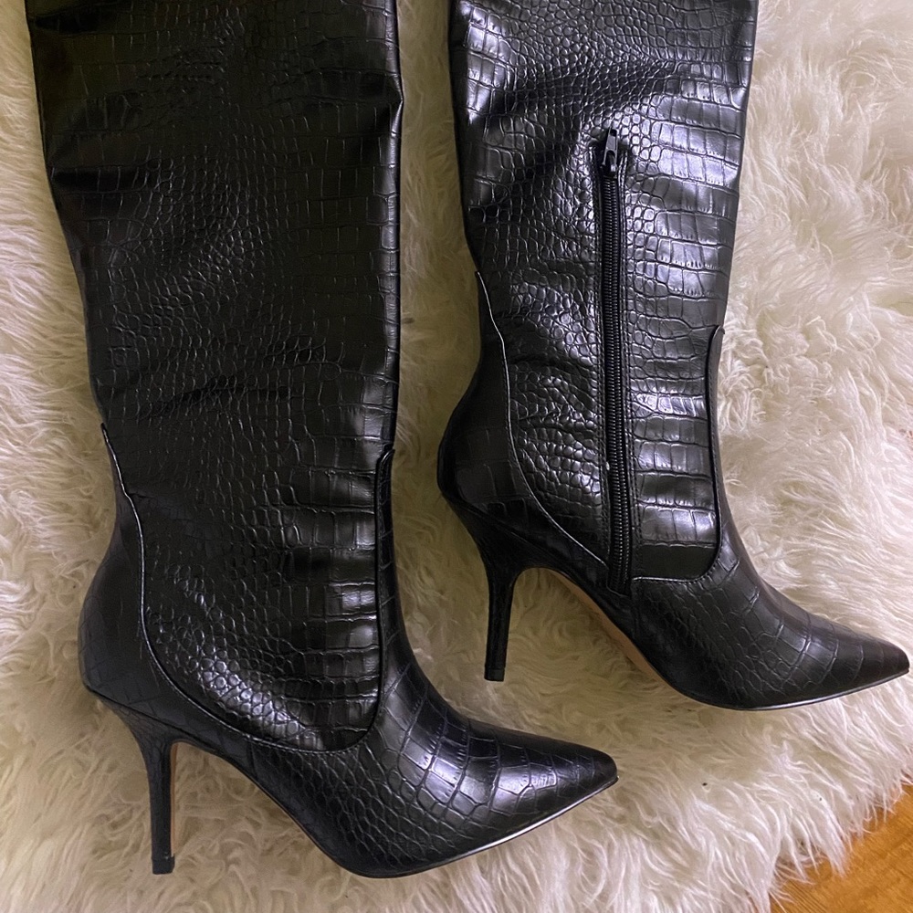 EXPRESS KNEE HIGH TEXTURED KITTEN HEEL BOOTS